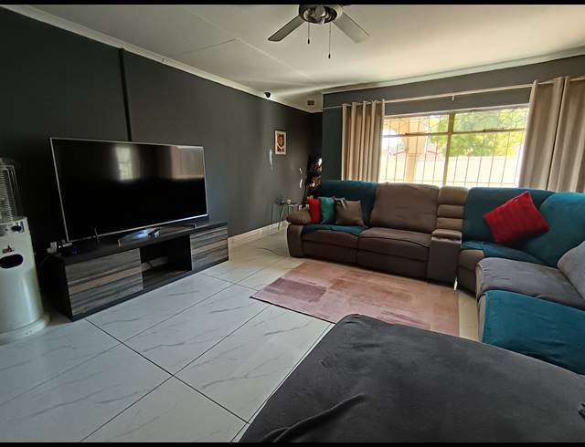 4 BEDROOM FREEHOLD FOR SALE IN BRACKENDOWNS